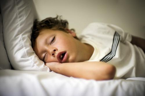 Детето потъва в сън: съвет от Комаровски. Защо едно дете хърка в сън?