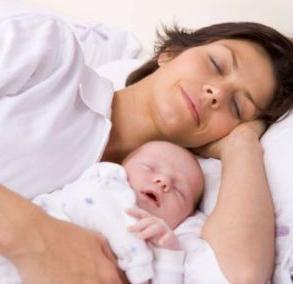 Колко новородени спят през нощта и през деня