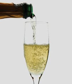 Бутилка шампанско е незаменим атрибут на празника.