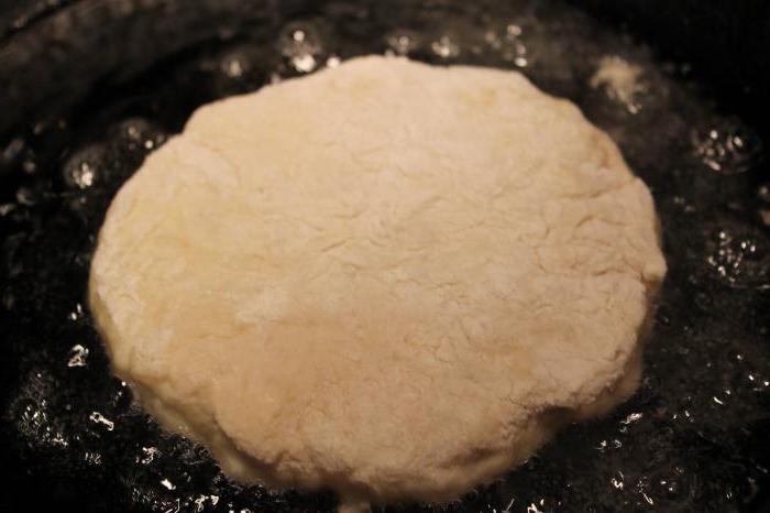 Как да направите плоски торти с кисело мляко и сирене