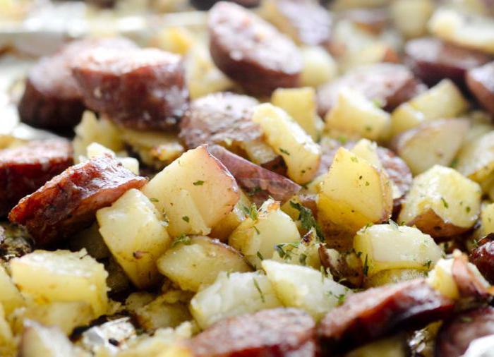 Вкусно ястие - картофи с колбаси във фурната