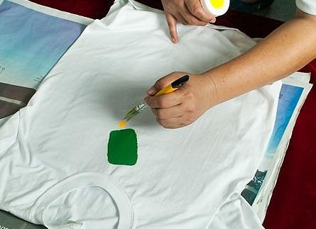 Уроци Samodelkin: рисуване на тениски със собствените си ръце